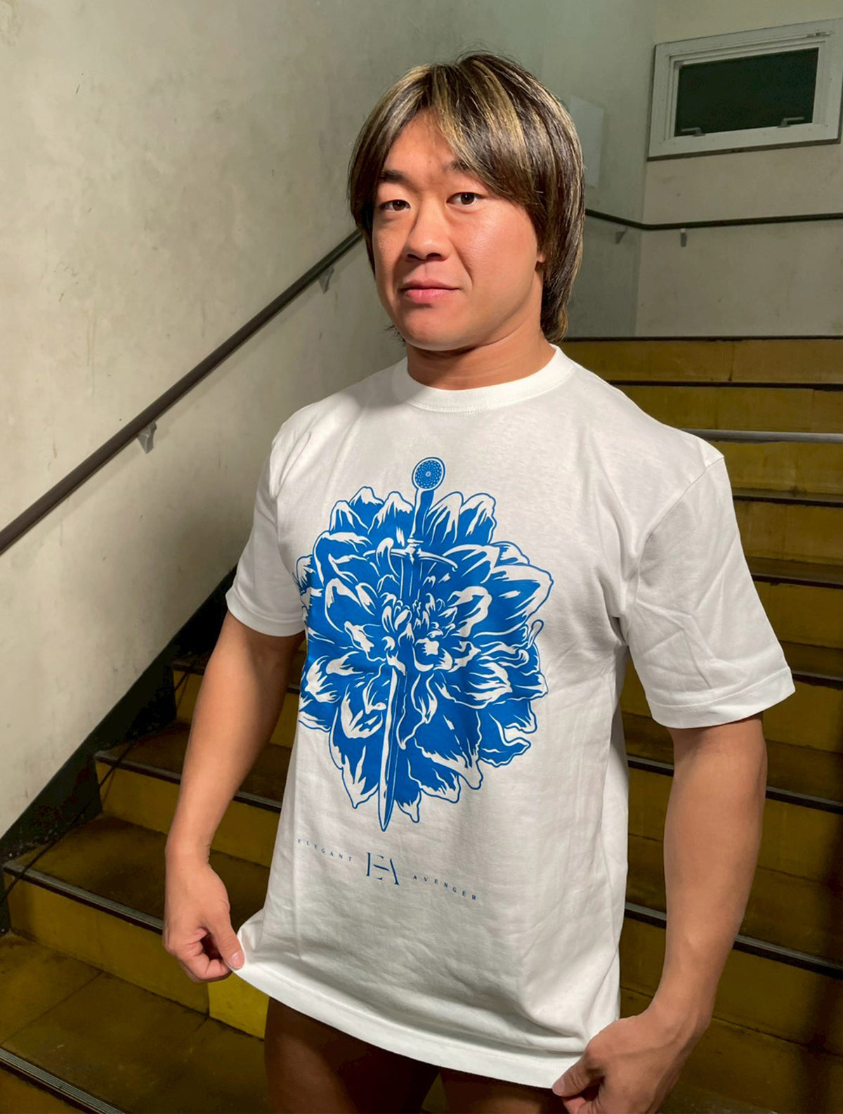 遠藤哲哉「Elegant Avenger」 Tシャツ (ホワイト/ネイビー)